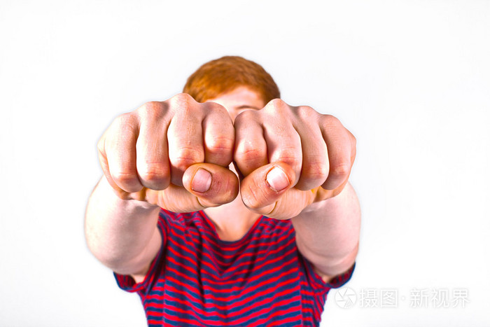 可爱的男孩,拳头孤立在白色背景上