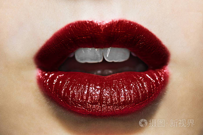 女性的红色的美丽的性感的嘴唇