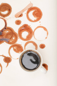 湿咖啡渍和坚持与咖啡在白色纸与 c