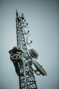 电信工作者攀登天线塔用工具和线束