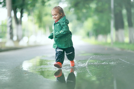 在多雨的公园里的小女孩