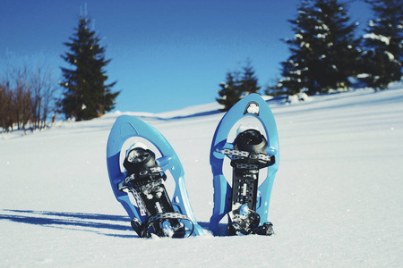 冬天在山上徒步旅行。雪站立在雪 ag