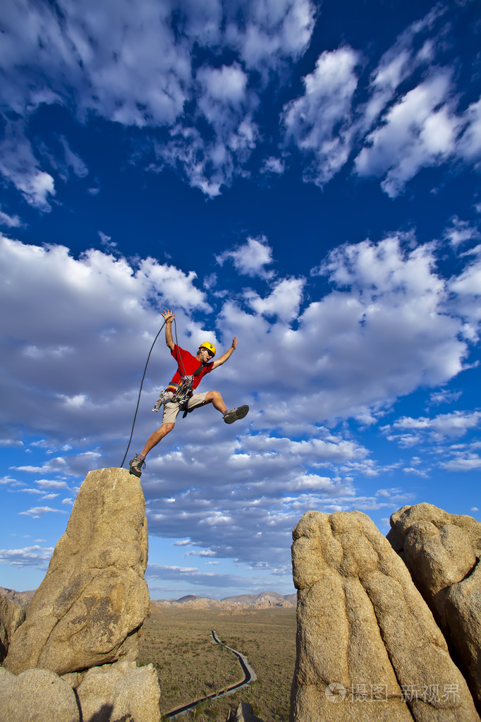 登山者跳过缝隙.照片-正版商用图片02rc0q-摄图新视界