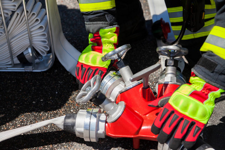 德国消防员用手套处理饮水机