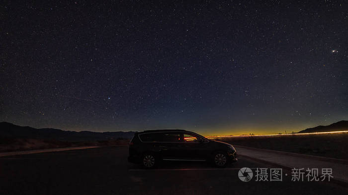 日出时, 车停在星空下