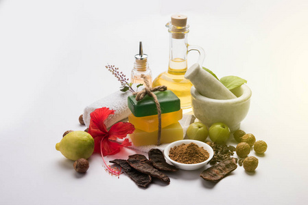 印度阿育吠陀肥皂或手工肥皂与草药像 shikakai, reetha, 法, 柠檬, 罗勒和芙蓉