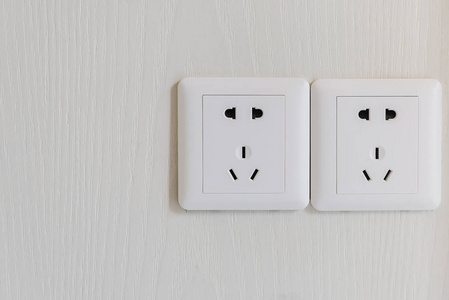 墙上插头白色的电插头或墙上的电源插座照片