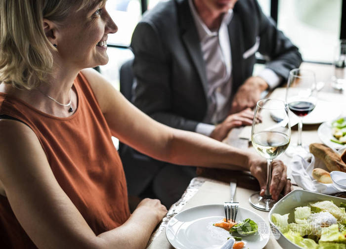 在餐厅吃饭的人