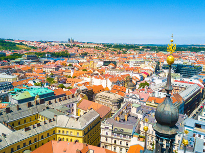 布拉格城市的美丽全景鸟瞰从上面与老镇。景色迷人的城市景观