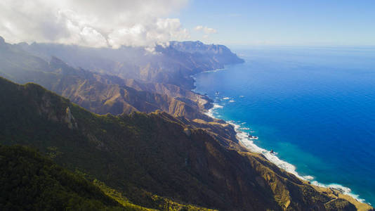 岩石和石质海岸上空的风景景观