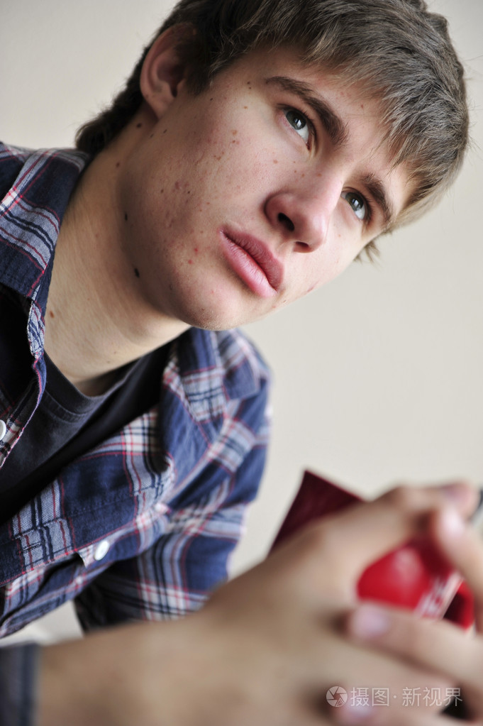 快乐的年轻帅哥在家