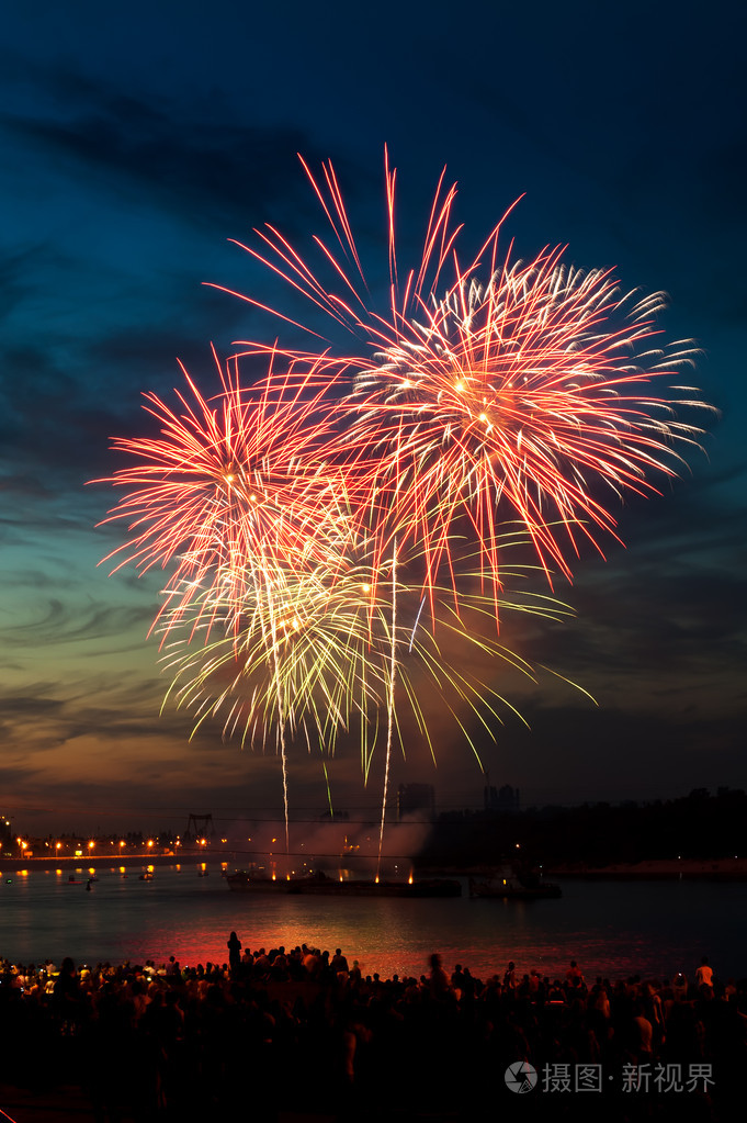 夜空中绚丽多彩的烟花