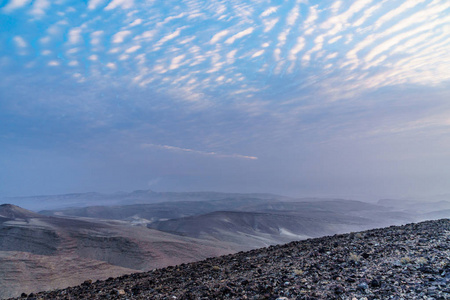 在以色列犹太南沙漠的圣地上的魔幻日出景观观