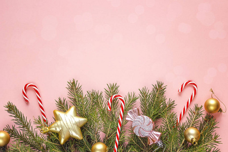 粉红色的圣诞背景与冷杉树枝和装饰品。水疗