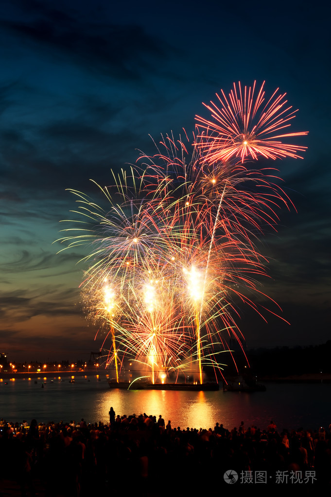 夜空中绚丽多彩的烟花