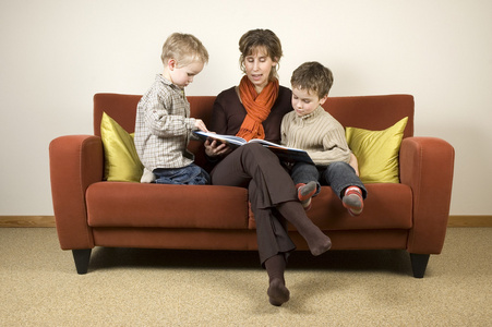 母亲和两个儿子正在看书
