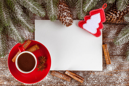 圣诞节横幅与绿色树, 锥体, 红色杯子与热的巧克力, 毛毡装饰品, 肉桂在木背景