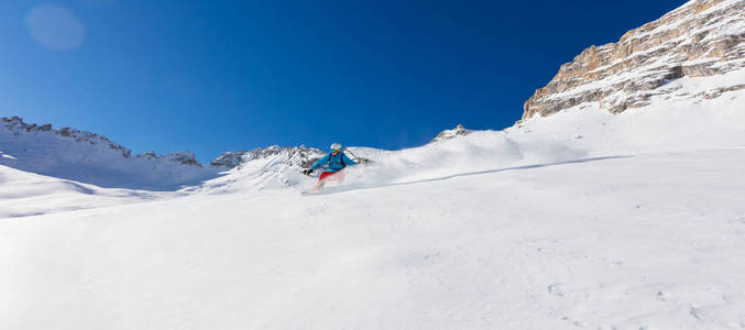 年轻人跑下山高山钼粉雪的滑雪者
