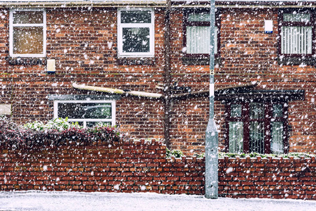 房子在降雪视图