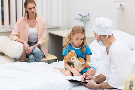 医生与孩子谈话和坐在病床上