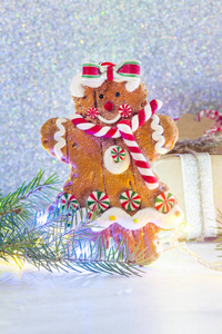 姜饼曲奇和小礼品盒在明亮的节日圣诞节背景