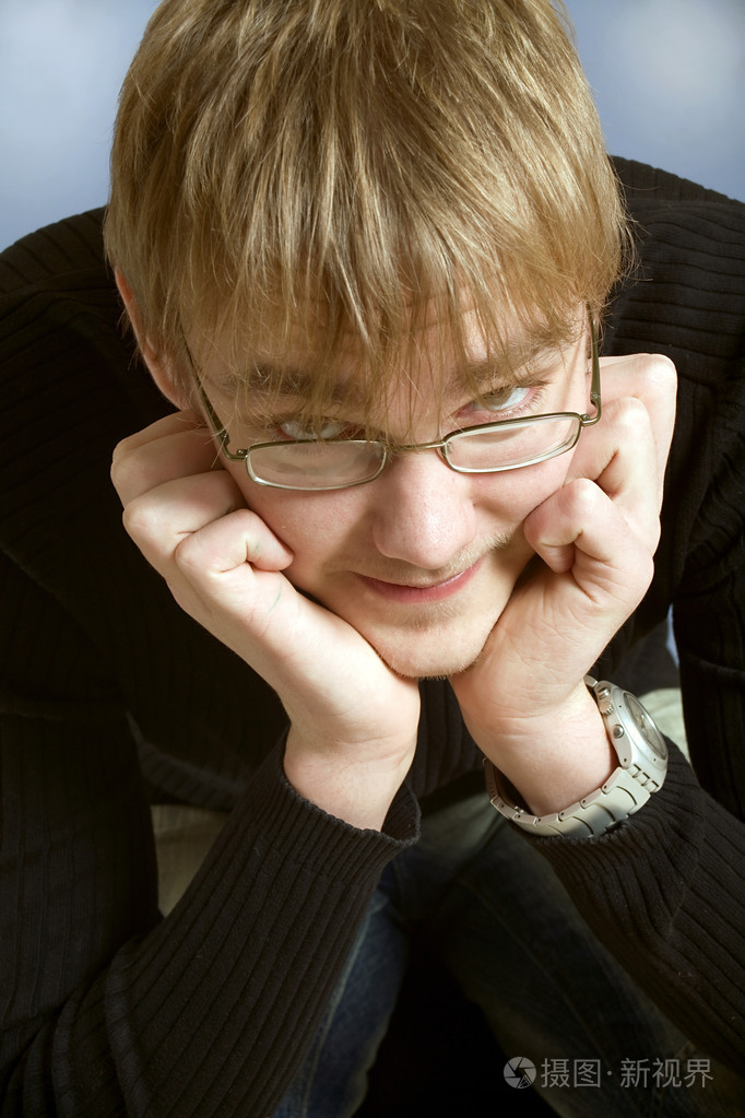 戴眼镜的年轻人的肖像