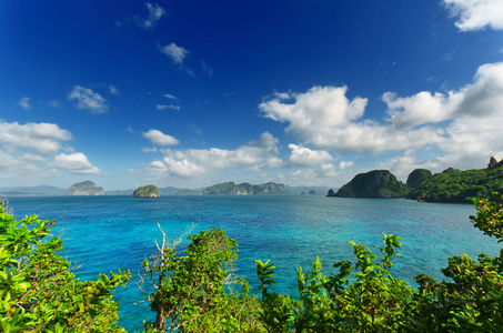 海滩，海滨 岸上的沙子和卵石