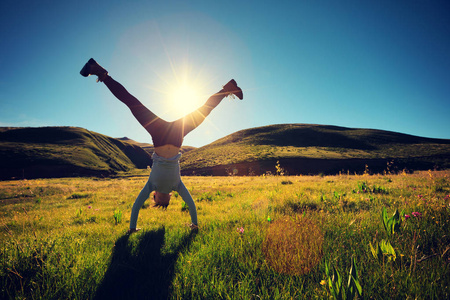 素描女青年大侧图片