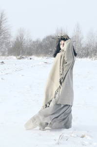 穿西装的女人从风中藏起一条羊毛披肩