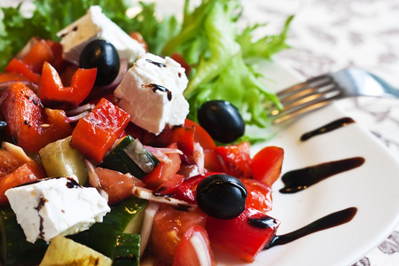 希腊风味色拉用番茄橄榄和羊奶干酪调制而成