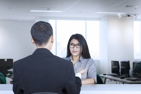 面试时自信的女人图片