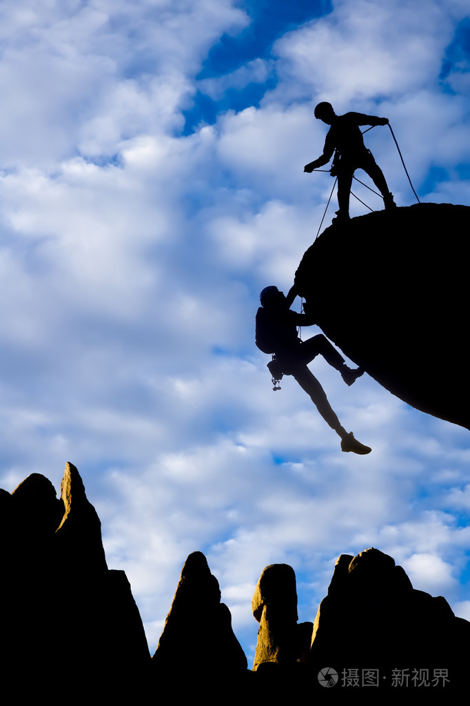 登山队在山顶上.