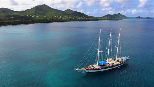 天堂探险复古经典老式帆船帆船在深蓝色的海洋.