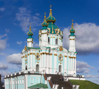 绿色巴洛克式的 St. 安德鲁的教会或大教堂 St. 安德鲁位于市中心, 主要观光 Andriyivskyy 后裔在基辅, 乌克
