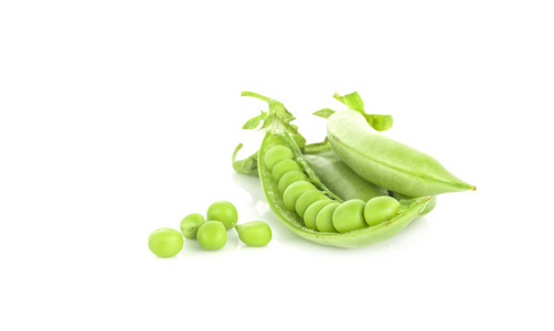 新鲜的绿豌豆，在白色的背景下，顶视图