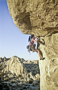 攀岩者紧贴悬崖。