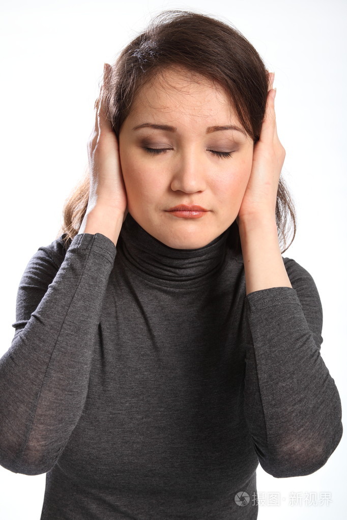 双手捂住耳朵的女人