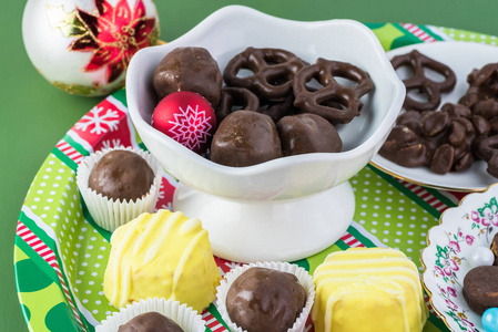 自制巧克力糖果和饼干圣诞派对桌