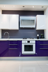 紫色现代厨房内有烤炉