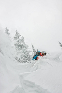 滑雪者 freerider 跳从太阳雪匝道上的山川 森林背景