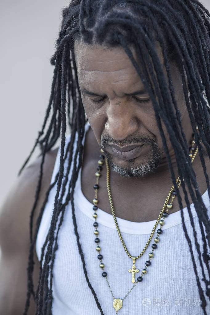 成人强壮的黑人男子长绺与蓝色的肖像