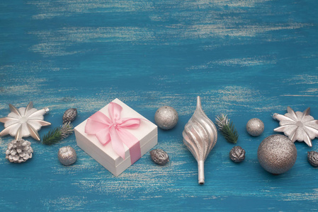 装饰圣诞节的背景成分与圣诞玩具礼品在蓝色的复古背景