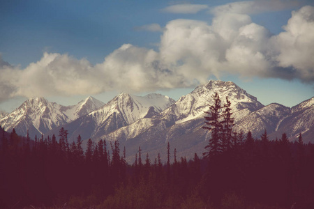 如诗如画的山景，在夏季加拿大洛基山