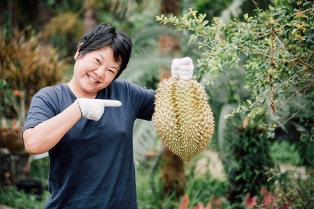 持榴莲的亚洲农夫是水果之王