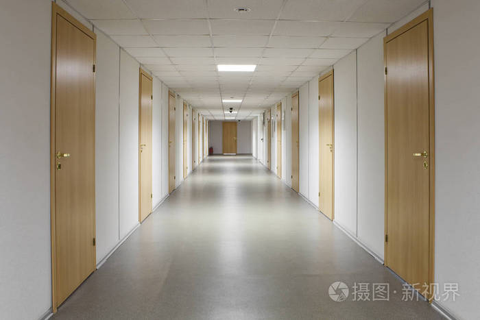 空的办公室走廊与许多门轻的木头
