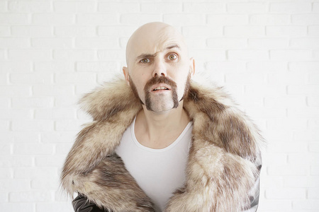 皮条动物留着小胡子的光头男人照片