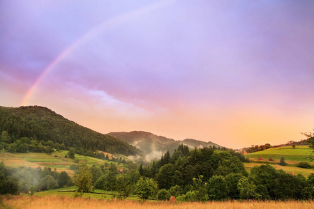 在美丽的喀尔巴阡景观在金鼎山的日落 orsunrise照片