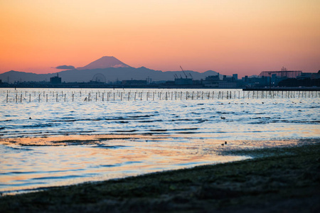 美丽的景色东京日落, 东京湾在船桥地区和富士山在冬季季节