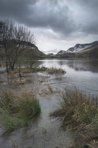 斯诺登尼亚纳 Llyn Nantlle 的美丽冬季景观形象