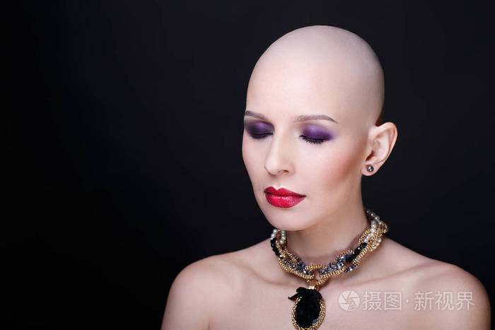 美女秃头女人照片-正版商用图片02sblw-摄图新视界